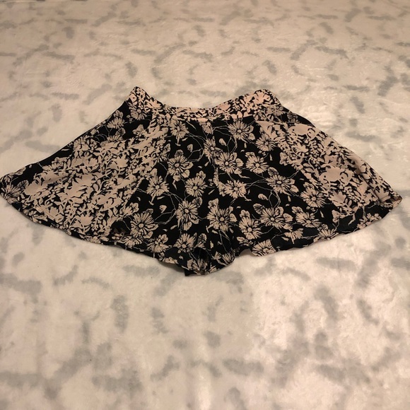 Free People Floral Black/Cream shorts Size: (2) - Picture 5 of 11
